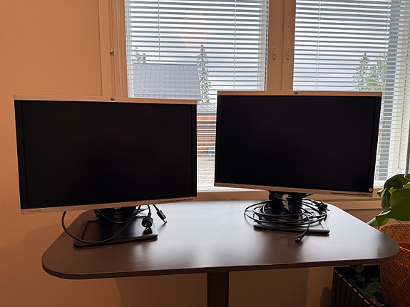 2 x 24" HP tietokonenäyttö