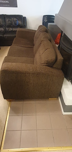 Furninova Setup ruskea sohva, nojatuoli ja rahi
