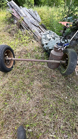 Peräkärryn akseli renkailla