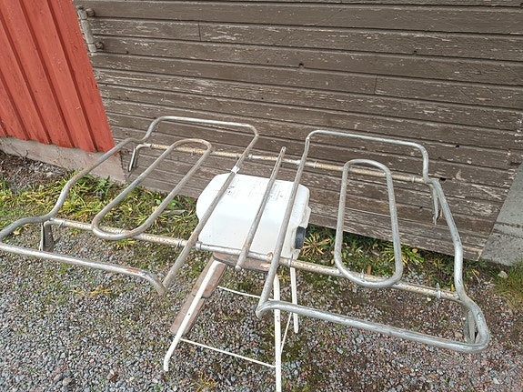 Metallinen kattoteline / tavarateline autoon