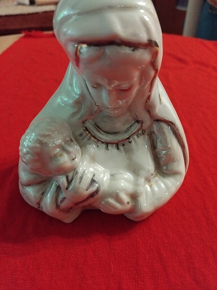 Valkoinen keraaminen Madonna ja lapsi -figuuri