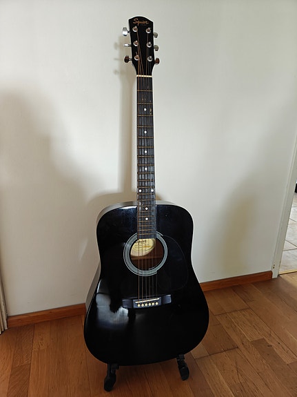 Musta Fenderin akustinen kitara paketti