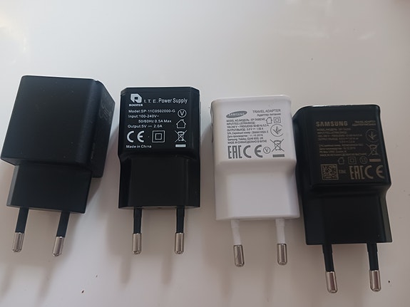 4kpl usb-a laturit erilaisia