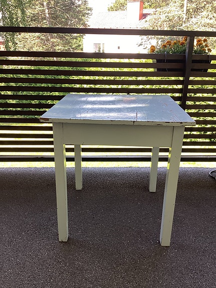 Puusepän tekemä vanha ruokapöytä. Korkeus 71cm. Kannen mitat 70x69cm.