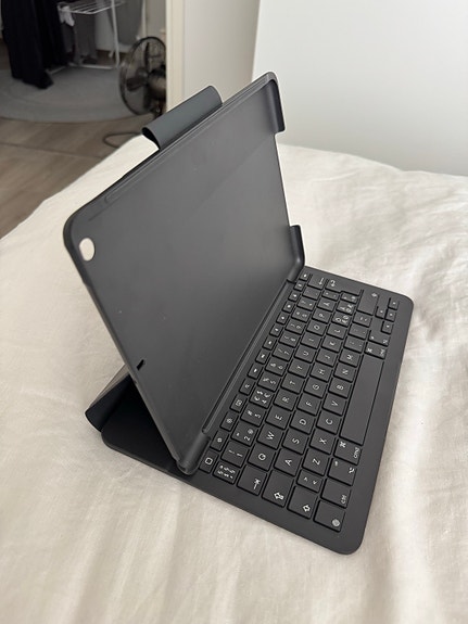Logitech Slim Folio Bluetooth -näppäimistökotelo iPad 10,2” (7./8./9. gen)