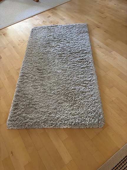 Myydää beige nukkamatto