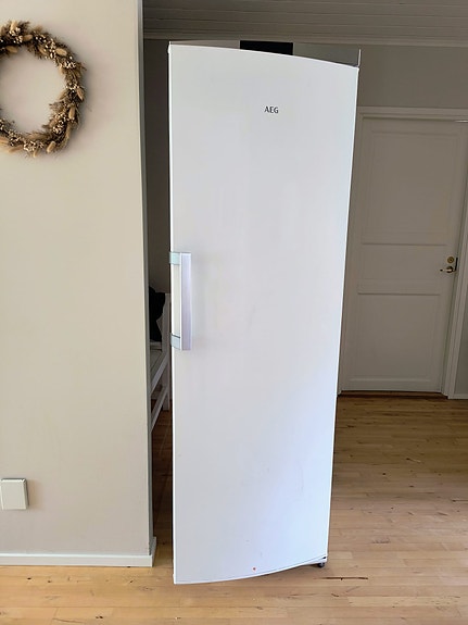 Jääkaappi AEG RKS640BCDW