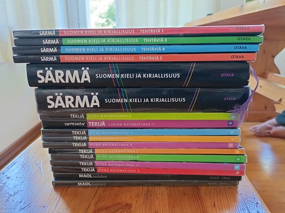 Lukion matematiikan ja äikän kirjoja