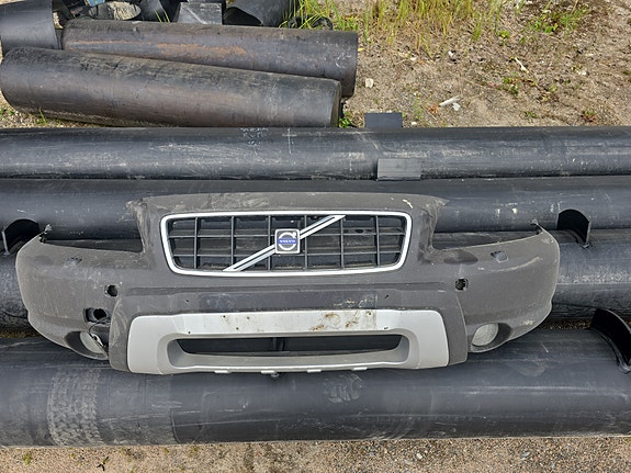 Volvo etupuskuri maskilla