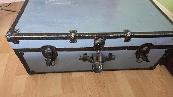 Vanha metallinen matkalaukku / arkku