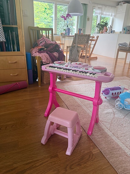 Lasten pinkki sähköpiano jakkaralla