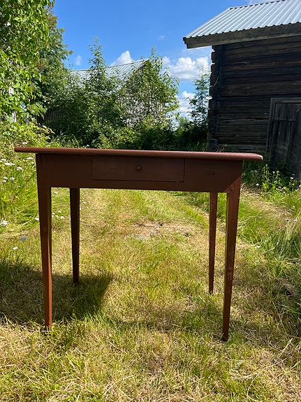 Puinen ruskea työpöytä