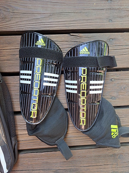 Adidas jalkapallosäärisuojat