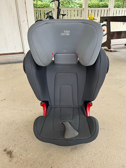 Britax Römer Kidfix S turvavyöistuin 15–36 kg harmaa