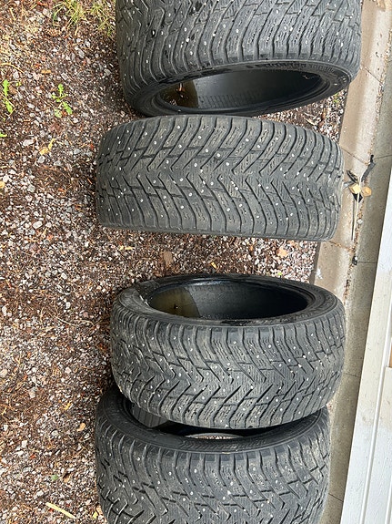 Hakkapeliitta 8 2 kpl 295/40 & 2 kpl 265/45 20 tuumaiset