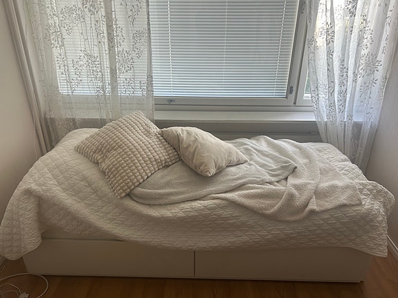 IKEA Flekke, valkoinen sohvasänky säilytyslaatikoilla