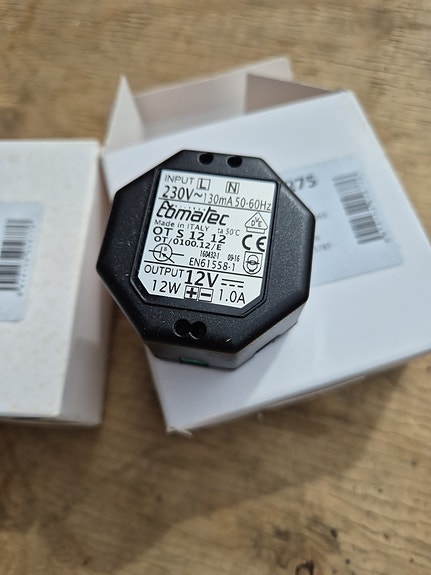 Virtalähde 230v > 12v