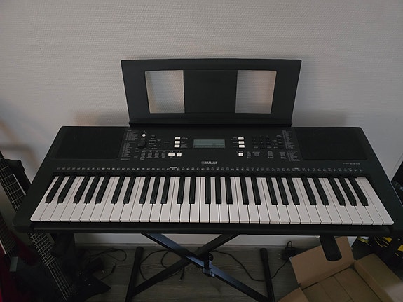 Yamaha kosketinsoitin musta