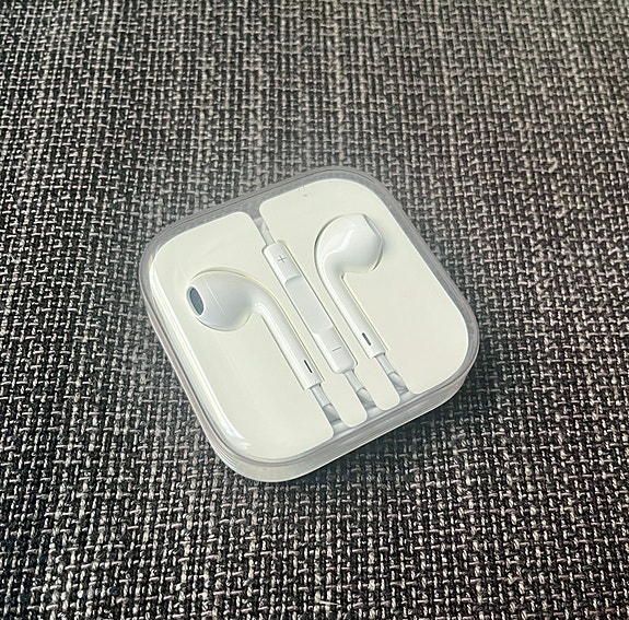 Käyttämättömät Apple EarPodit kuulokeliitännällä