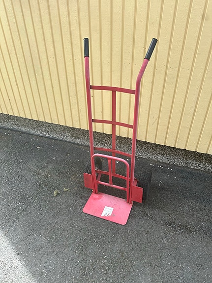Punainen nokkakärry ilmakumirenkailla