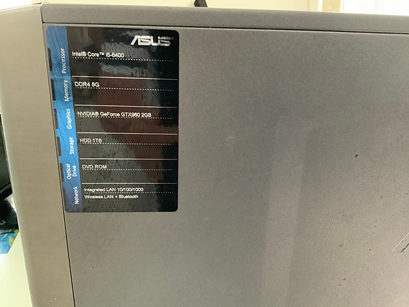 Asus pöytätietokone ja 2 näyttöä