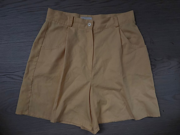 Keltaiset vintage-shortsit S