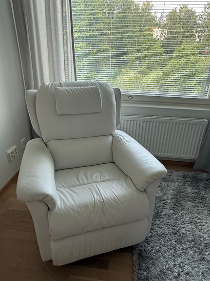 Valkoinen nahkainen jalkatuella oleva lepotuoli