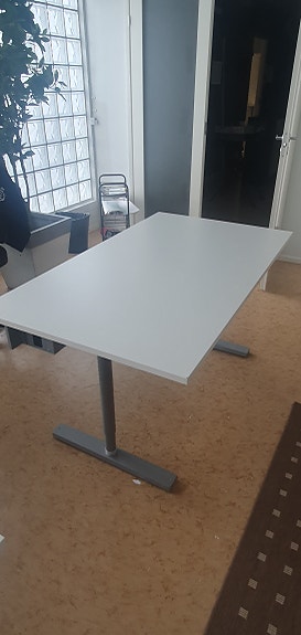 Valkoinen Martelan työpöytä johtohyllyillä x2