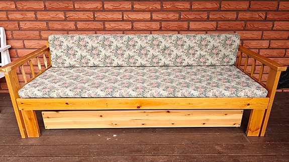 Mäntyinen levitettävä vuodesohva vuodelaatikolla ja patjoilla