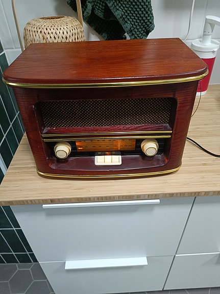 Antiikkinen uusituotanto radio/cd-soitin