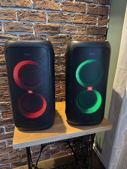 2 kpl JBL PartyBox 100 Bluetooth-kaiuttimia.