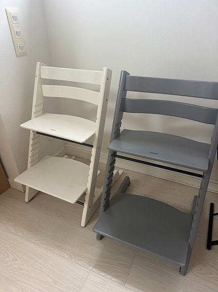 Stokke Tripp Trapp tuolit: harmaa ja valkoinen