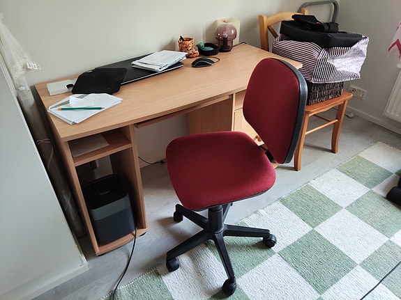 Kirjoituspöytä ja tuoli