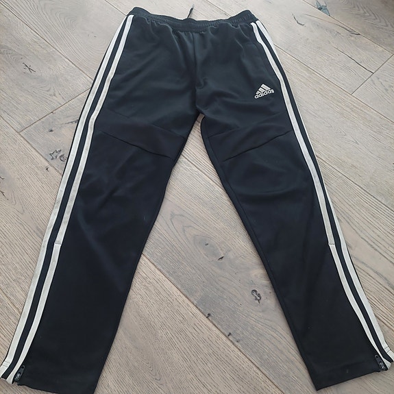 Siistit Adidas verryttelyhousut