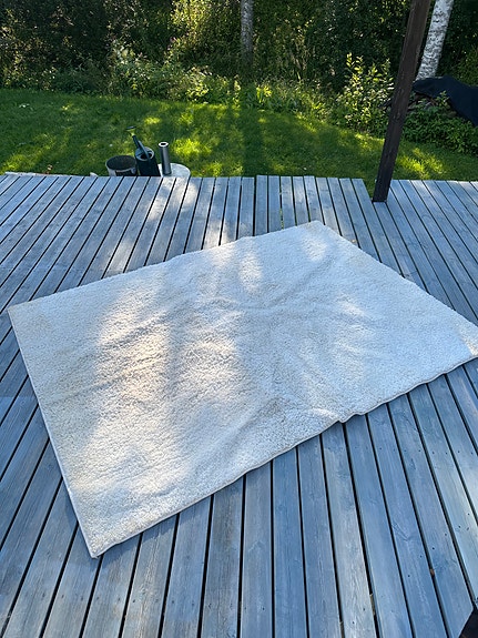 Valkoinen nukkamatto
