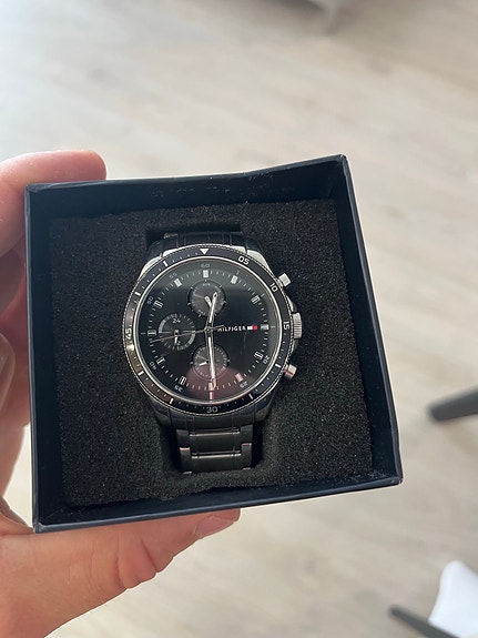 Tommy Hilfiger miesten rannekello metallirannekkeella
