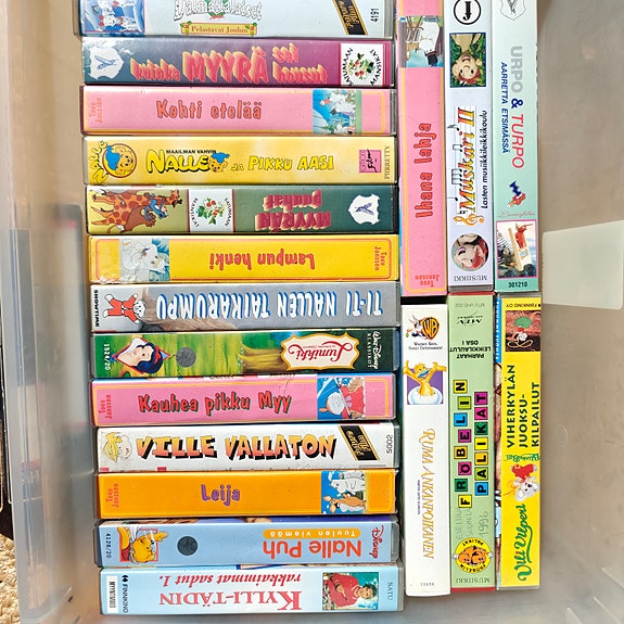 lasten VHS kasetteja