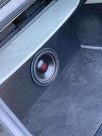 Auto subwoofer kotelolla