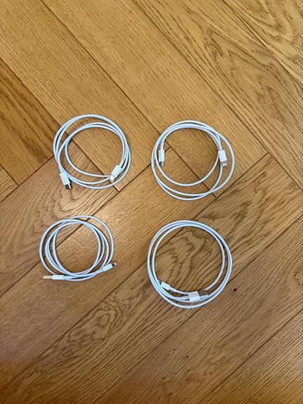 iPhone lightning kaapeleita (2x usb c ja 2x usb a)