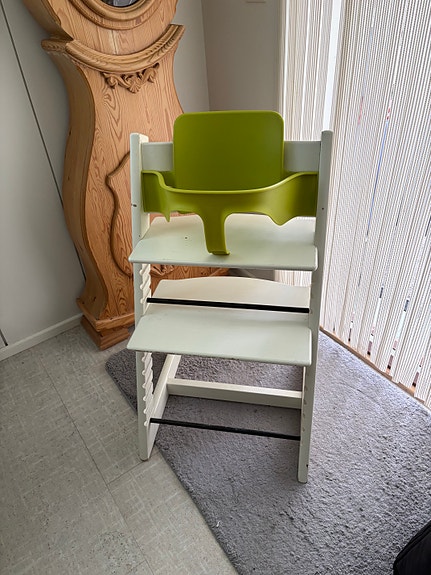 Stokke Tripp Trapp syöttötuoli valkoinen vihreällä babysetillä