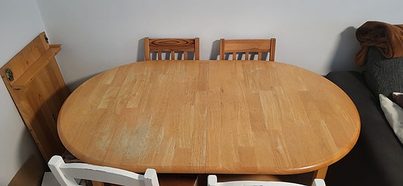 Lakkavikainen ruokapöytä jatkopalalla + 4 tuolia.