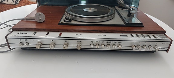 Luxor levysoitin, vahvistin, radio ja kaiuttimet