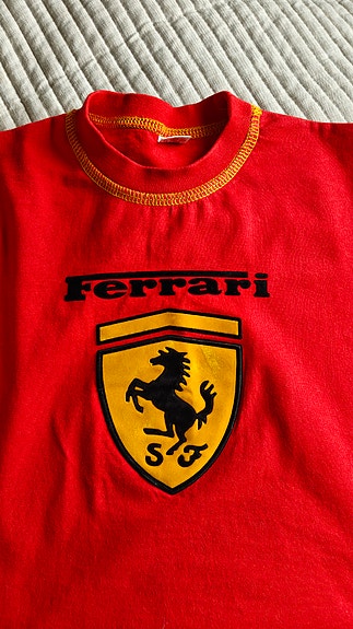 Punainen Ferrarin T-paita, koko 104 cm