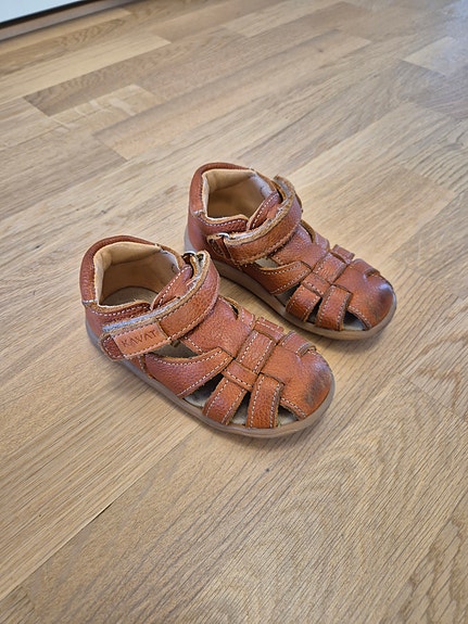 Kavat sandaalit 24