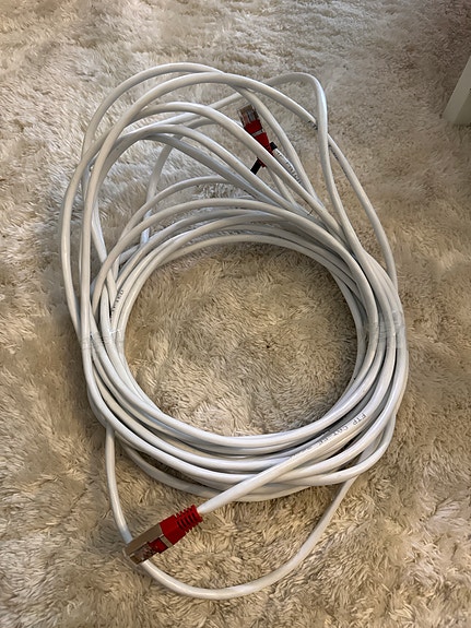 Valkoinen verkkokaapeli RJ45 liittimillä