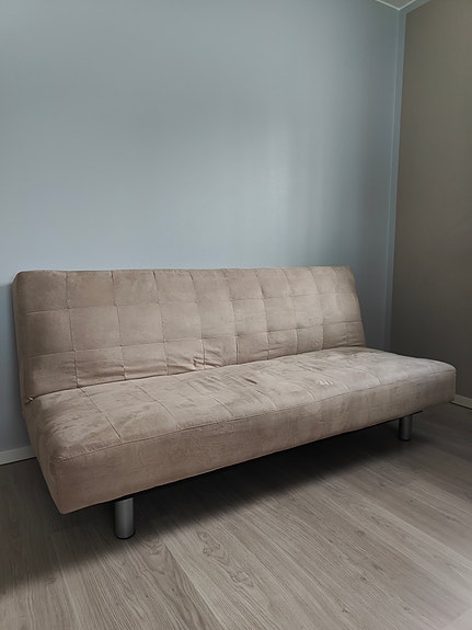 Vaalean beige vuodesohva