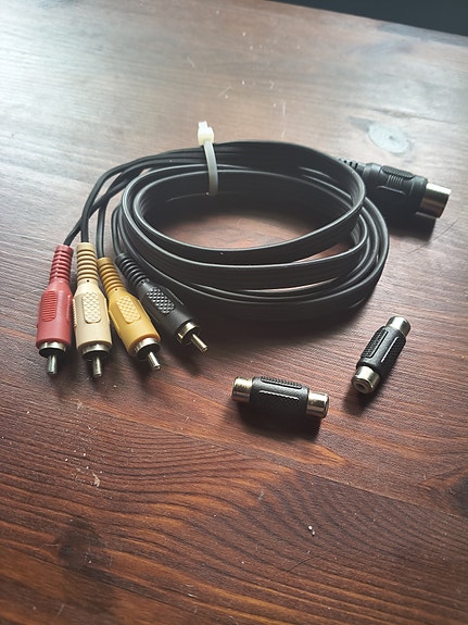 5 PIN liitin ja 4 x RCA sekä vaihto liittimet 2 kpl