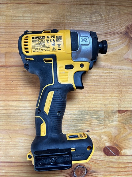 DeWalt DCF887 iskevä ruuvinväännin 18V runko