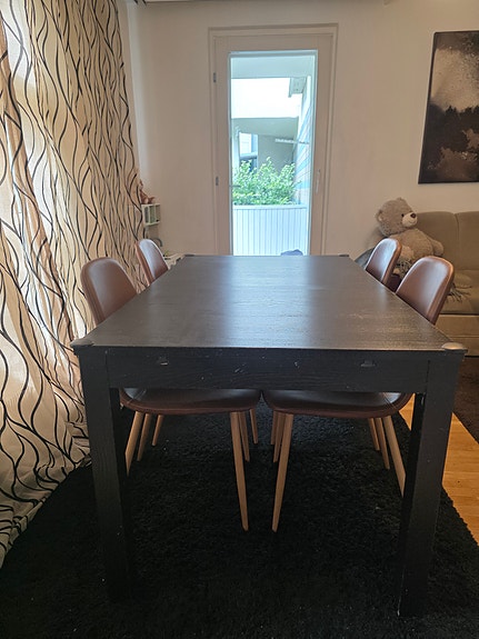 IKEA Bjursta jatkettava musta ruokapöytä