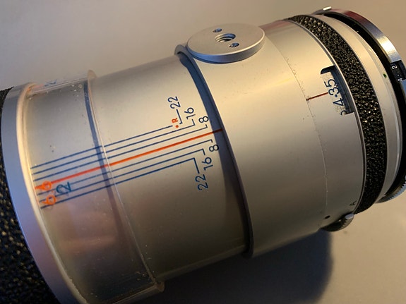 Tamron NIKON sovite 200mm 3,5 teleobjektiivi Hopea sarjaa laukulla